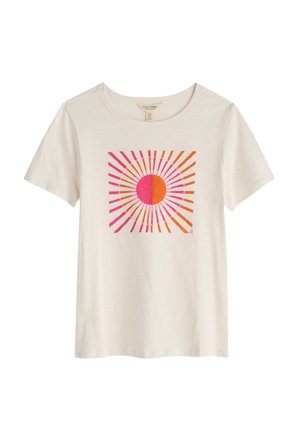 Camiseta de algodón crema de manga corta con un gráfico audaz de un sol con rayos en tonos de rosa, naranja y amarillo. Textura suave, ajuste relajado.