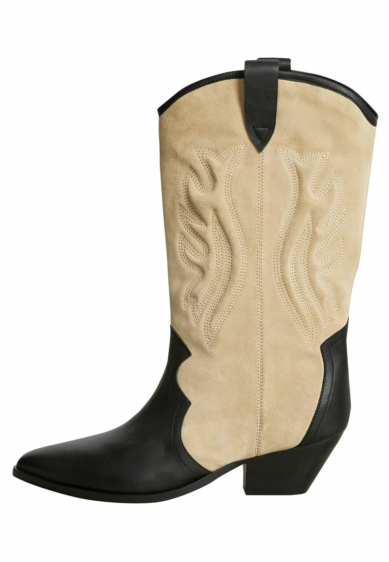 Cowboylaarzen met een beige suede bovenkant en een zwarte leren onderkant, met een ingewikkeld stiksel en een spitse neus. Chunky hakontwerp.