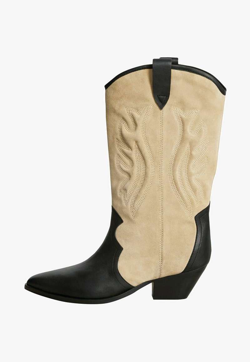 Cowboylaarzen met een beige suede bovenkant en een zwarte leren onderkant, met een ingewikkeld stiksel en een spitse neus. Chunky hakontwerp.