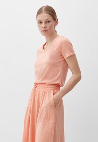 s.Oliver MIT U-AUSSCHNITT - T-shirt basic