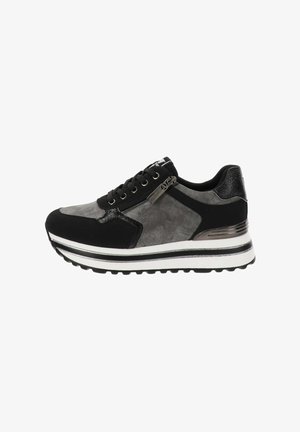 Sportschoenen met een zwarte en grijze suède bovenkant, voorzien van een zilveren ritssluiting, witte tussenzool en een getextureerde rubberen buitenzool voor grip.