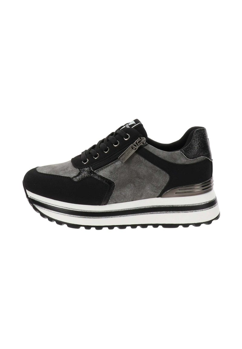 Zapatillas deportivas con una parte superior de ante negro y gris, que cuentan con una cremallera plateada, una entresuela blanca y una suela de goma texturizada para mayor agarre.