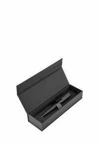 Stylo noir au design épuré et à la prise texturée, présenté dans une boîte noire assortie avec un couvercle détachable et un support interne.