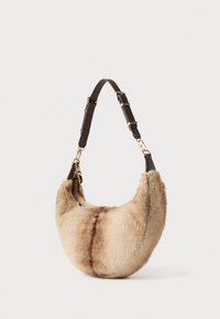 Handtas van nep bont in beige met een gebogen vorm, aangevuld met een verstelbare bruine riem en hardwareaccenten in goudkleur.