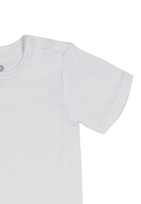 Hvid bomulds T-shirt med korte ærmer, rund halsudskæring og to trykknapper på skulderen for nem påklædning. Glat tekstur, enkelt design.