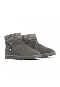 Botas de tobillo de ante gris con un puño de tela de punto, que cuentan con una cremallera lateral y una suela de goma texturizada para mayor agarre.