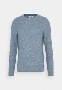 Pull tricoté bleu clair à col rond, manches longues, motif texturé et petite étiquette logo noire près de l'ourlet.