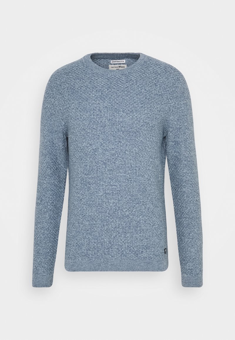 Pull tricoté bleu clair à col rond, manches longues, motif texturé et petite étiquette logo noire près de l'ourlet.