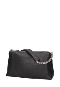 Zwarte leren clutch met een textuurafwerking, voorzien van een zilveren kettingaccent en een bovenste ritsafsluiting.