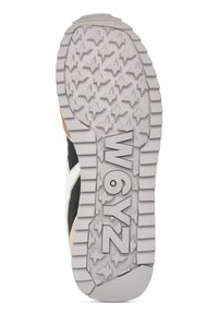 Podeszwa buta z wielokierunkowym bieżnikiem w kształcie gwiazdy. Szary kolor z wyraźnym brandingiem "W6YZ" i teksturowaną powierzchnią dla lepszej przyczepności.