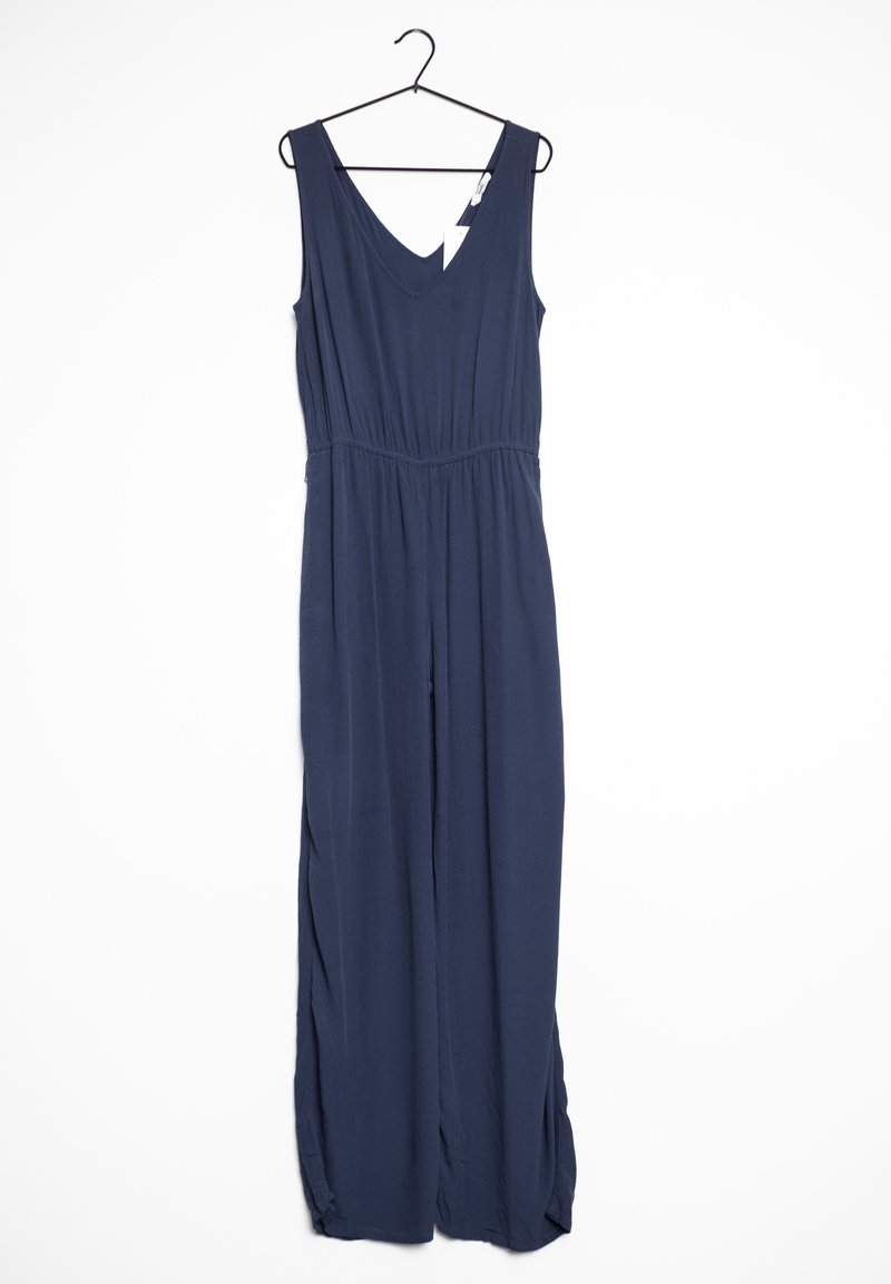 Combinaison bleu marine sans manches avec col en V, taille cintrée et pantalons à jambes larges suspendus sur un cintre noir sur fond blanc.