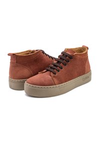 Zapatillas altas de ante marrón con cordones marrones, suela plana color crema y forro interior texturizado. Diseño minimalista con detalles de costura.