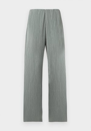 Pantalon large gris clair à taille haute avec des lignes texturées verticales, présenté sur un fond blanc uni.