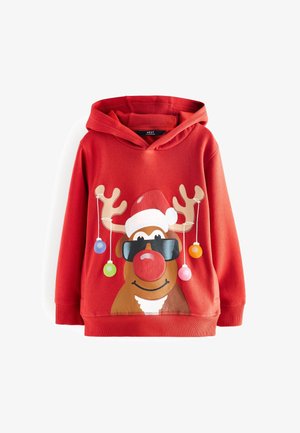 Czerwona bluza dziecięca z kapturem z uśmiechniętym reniferem w okularach przeciwsłonecznych, z czapką Mikołaja i kolorowymi bombkami świątecznymi wiszącymi na jego rogach.