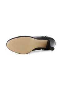Scarpa nera con tacco alto, con finitura liscia, suola texturizzata, tacco curvo e dettagli cuciti sulla superficie superiore.