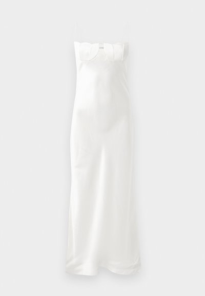 Baltos satino suknelės slenkstis su plonais dirželiais, formuota liemenė su užapvalintu viršumi ir laisvas, iki kulkšnies ilgio siluetas.