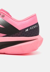 New Balance FUELCELL REBEL V4 - Apavi skriešanai pa asfaltu - pink