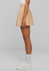 Karl Kani SMALL SIGNATURE TENNIS - A-linjainen hame - sand