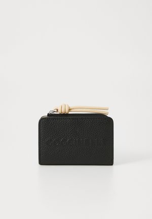 Portafoglio in pelle nera con texture e zip di colore beige chiaro. Presenta un logo in rilievo sul davanti e una forma rettangolare.