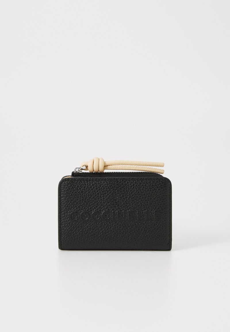 Portafoglio in pelle nera con texture e zip di colore beige chiaro. Presenta un logo in rilievo sul davanti e una forma rettangolare.