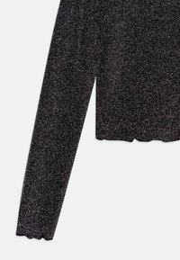 Svart langermet topp med en teksturert, glitrende stoff. Har en bølget nederkant og tettsittende ermer. Enkel, rett design.