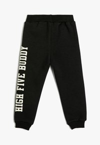 Pantalones de chándal negros de algodón con una textura suave. Presentan una cintura y puños acanalados, y el texto en blanco "HIGH FIVE BUDDY" en la pierna izquierda.