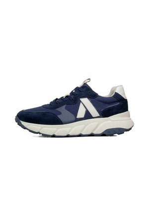 Scarpa da ginnastica blu navy con dettagli bianchi, suola bianca spessa, chiusura con lacci e linguetta sul tallone, mostrata di profilo sinistro.