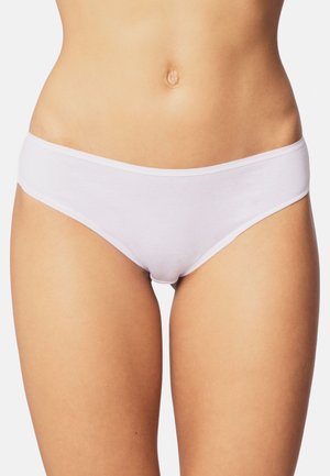 Bañador de bikini de algodón blanco con una textura suave, con una cinturilla ancha y un diseño minimalista, costuras claras a lo largo de los bordes.