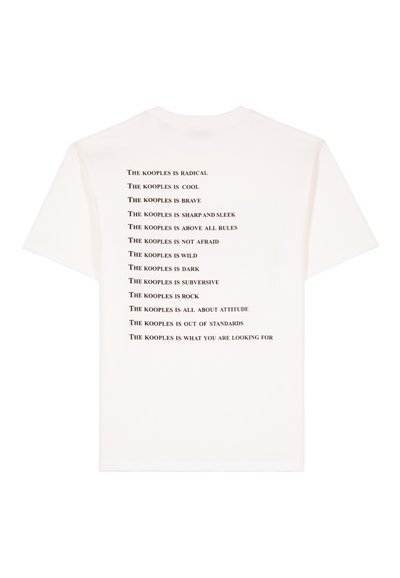 T-shirt branca de algodão com texto preto nas costas, apresentando vários slogans relacionados a "The Kooples". Design clássico de gola redonda. Mangas curtas.