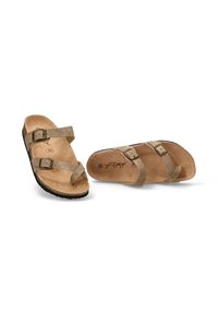Sandalias de corcho marrón con dos correas ajustables, hebillas de metal y una plantilla texturizada. Suela de goma negra y forma curva para mayor comodidad.