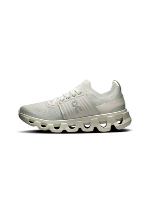 Hellgrauer Sportschuh mit strukturiertem Obermaterial, gepolstertem Kragen und einer massiven, hohlen Zwischensohle für verbesserten Komfort. Mit Ton-in-Ton Akzenten.