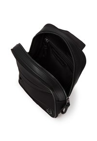 Borsa a tracolla nera con esterno in pelle liscia, scomparti con zip e design elegante. Include un sottile dettaglio del logo impresso.