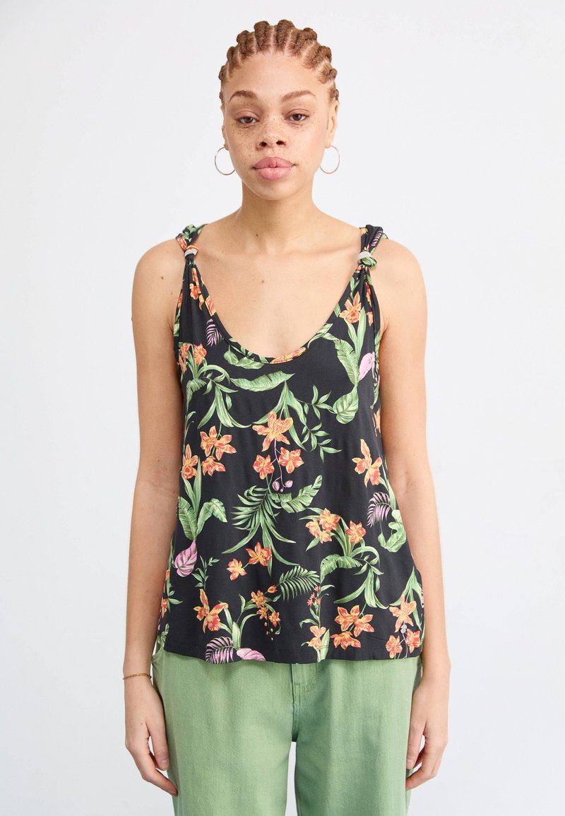 Top sans manches noir avec motif floral dans des nuances d'orange, de rose et de vert. Il possède des bretelles nouées et une coupe décontractée.