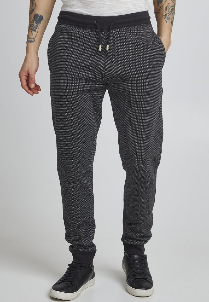 Herren Trainingsanzüge | 11 Project PRENNO Jogginghose black/schwarz - MU85079 Herren Trainingsanzüge | 11 Project PRENNO Jogginghose black/schwarz - MU85079
