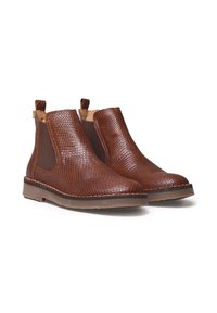 Botas de tobillo de cuero marrón con un patrón de cocodrilo texturizado. Paneles laterales elásticos y suela de goma plana, con una lengüeta en la parte posterior.