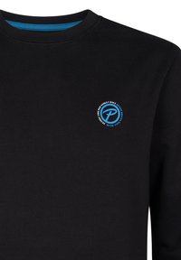Czarny sweatshirt z okrągłym dekoltem i małym niebiesko-białym okrągłym logo na lewej piersi, z napisem "Chicago Street Race Denim Driven Race Wear Petrol."