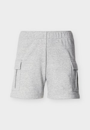 Svetlosivé bavlnené šortky s elastickým pásom a nákladnými vreckami na oboch stranách, položené na bielom pozadí.
