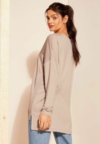Friends Like These V NECK SUPER -REGULAR FIT - Langarmshirt - mink brown