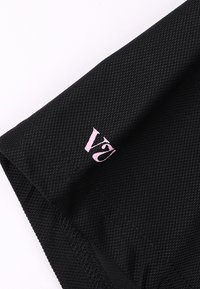 Υφασμα με μαύρη υφή και διακριτικό υφαντό μοτίβο. Διαθέτει ροζ κεντημένο λογότυπο για επωνυμία. Εστίαση σε λεπτομέρειες υλικού και σχεδίασης.