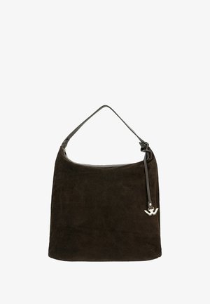 Bruine suède schoudertas met korte riem en kleine metalen logohanger aan de zijkant, geplaatst tegen een witte achtergrond.