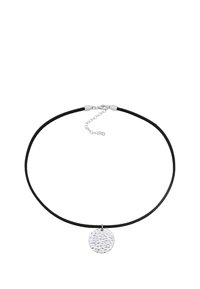 Zwarte koord choker met een gestructureerde, ronde zilveren hanger. De hanger heeft een geslagen patroon en is beveiligd met een eenvoudige sluiting en een verlengketting.