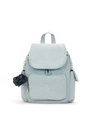 Lichtblauwe rugzak gemaakt van zachte stof. Voorzien van een klepsluiting, een voorvak met een rond logo en een pluche sleutelhanger als accessoire.