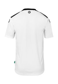 Witte sporttrui gemaakt van lichtgewicht stof, met een zwarte kraag en schouderaccenten, korte mouwen en een klein logo nabij de nek.