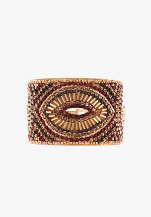 Bracelet large manchette en métal doré orné de perles multicolores violettes, noires et transparentes, avec des motifs linéaires et ovales.