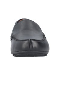 Schwarzer Leder-Schlüpfschuh mit glatter Textur, abgerundeter Spitze und minimalem Nähdetail. Flexible Gummisohle für Komfort.