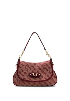Pequeño bolso de hombro rojo y beige con estampado, placa de logo dorada y asa corta con cierres dorados sobre fondo blanco.
