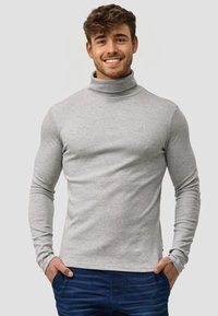 Szary sweter golfowy wykonany z miękkiego materiału, z długimi rękawami i dopasowanym krojem. Subtelny detal z logo na klatce piersiowej.