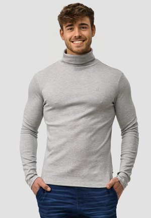 Szary sweter golfowy wykonany z miękkiego materiału, z długimi rękawami i dopasowanym krojem. Subtelny detal z logo na klatce piersiowej.