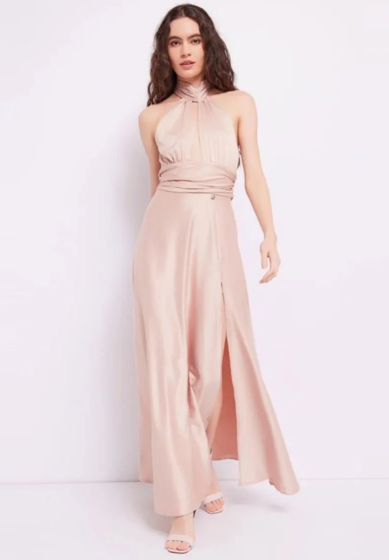 Abito maxi in satin rosa chiaro con collo all'americana, corpino arricciato, spacco laterale e vita cinchata. Presenta una consistenza liscia e una silhouette fluida.