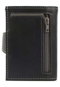 Portafoglio in pelle nera con una finitura testurizzata, dotato di una tasca con zip, cuciture a contrasto e una forma rettangolare compatta.